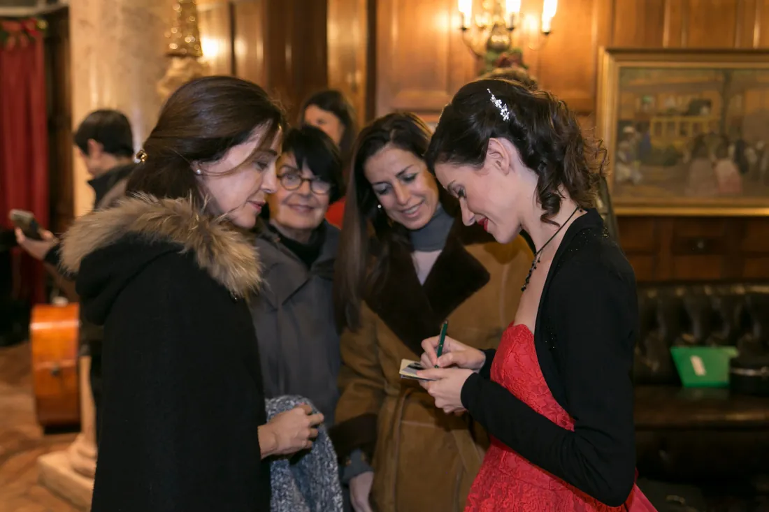 Alicia Sevilla firmando y conversando con el público tras el concierto