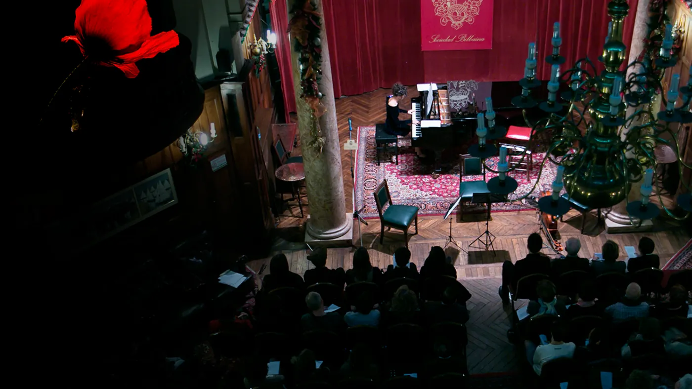 Alicia Sevilla al piano en la Sociedad Bilbaína, con la sala llena