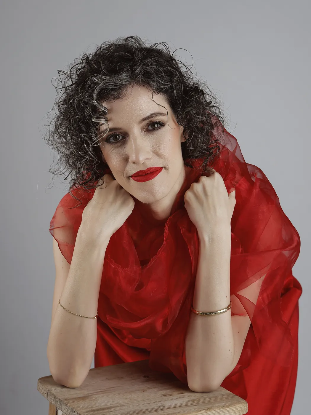 Alicia Sevilla apoyada, con organza roja