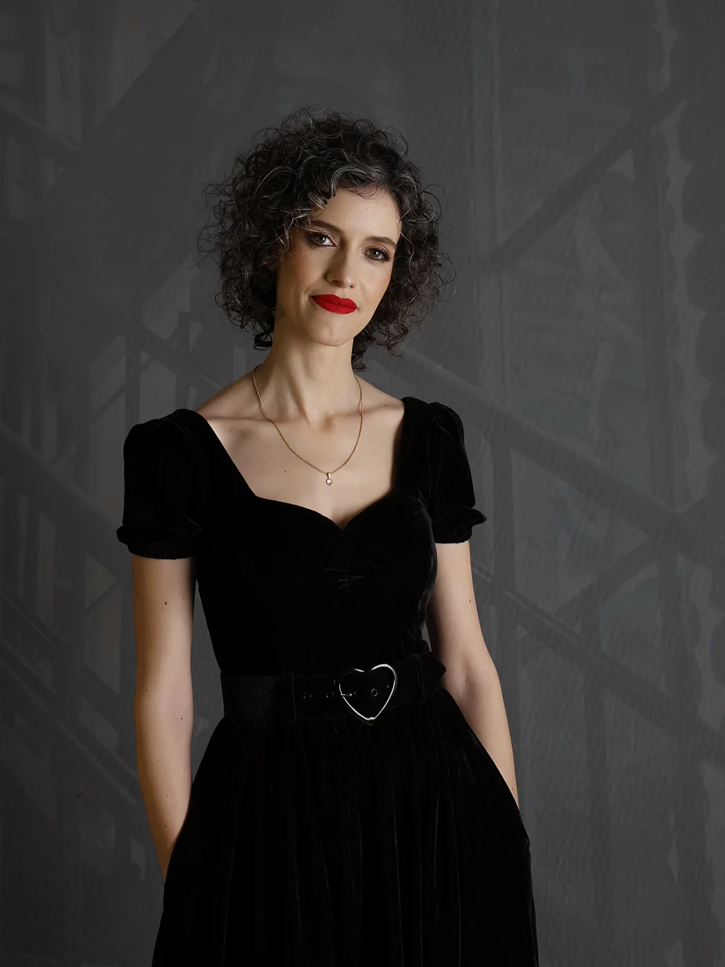 Alicia Sevilla con vestido negro de terciopelo