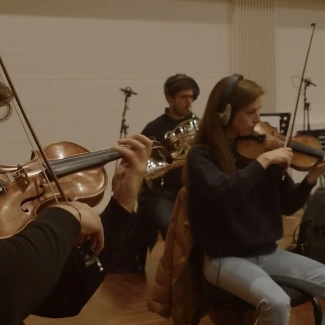 La sección de cuerda grabando Noble Heart en AIR Studios